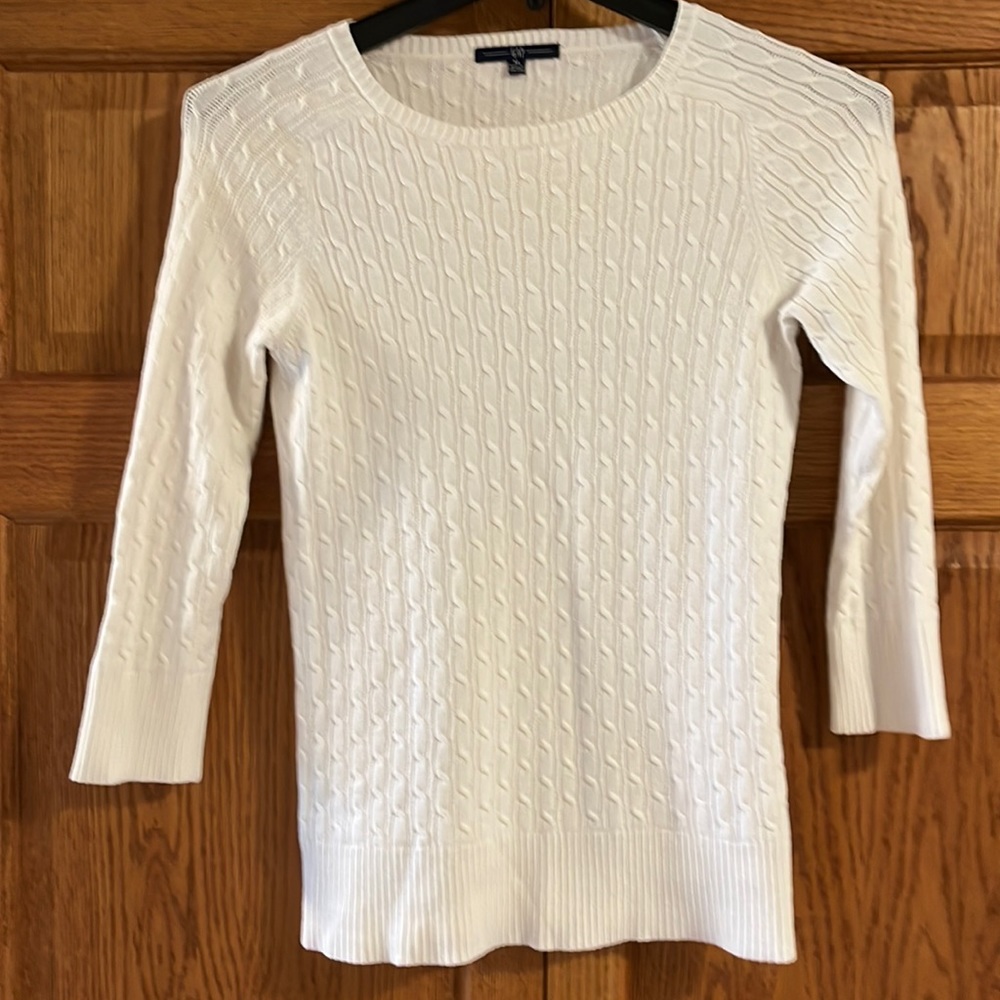 Gap cream colored cable knit sweater